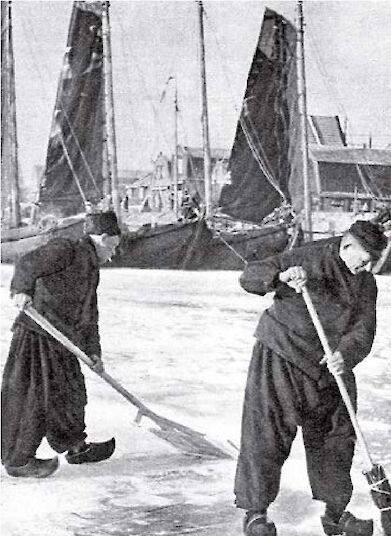 Willem Ballap Kwakman links en Puck Molenaar rechts vegen in 1947 de baan op de haven.